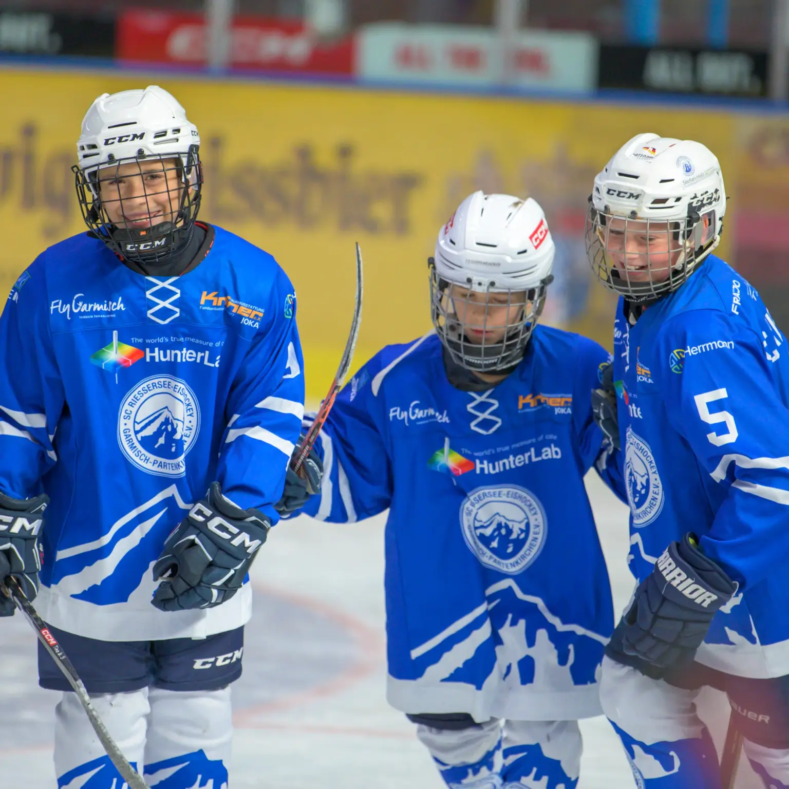 SC Riessersee drei Spieler lachend